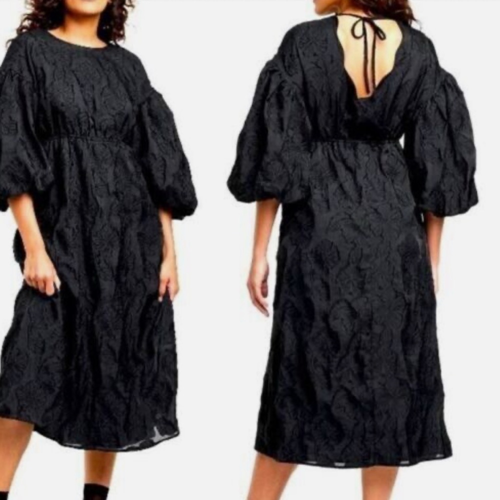 XL 🖤 Open back, scalloped black dress
